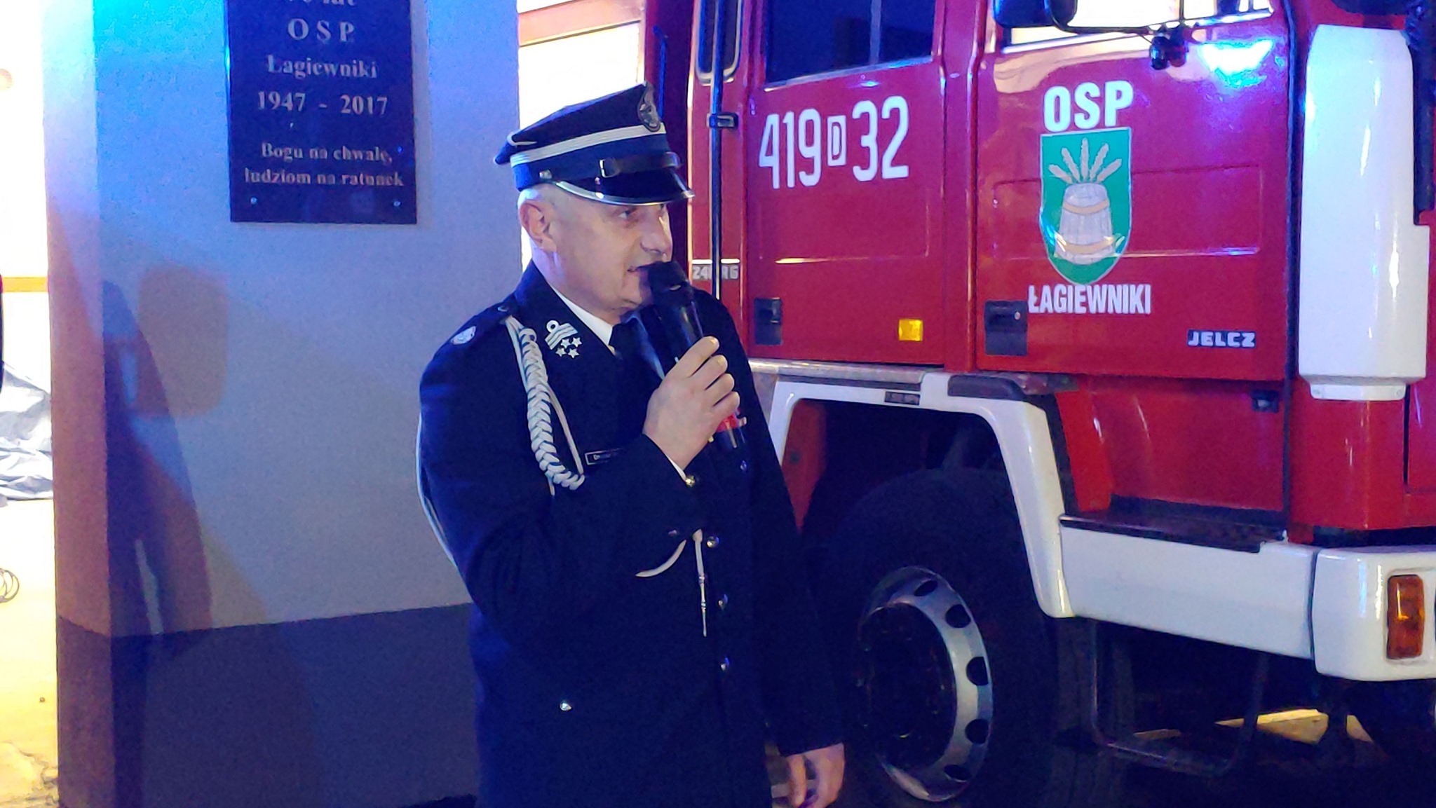Zdjęcie z przekazania wozu strażackiego dla OSP Łagiewniki